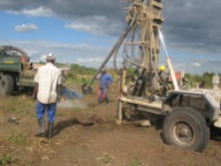 Perfuração do furo de água em Selemane (foto 2) // Drilling of a borehole in Selemane (photo 2). Mocuba 11/06/2015