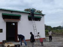 A instalação do painel solar no telhado no armazém de Mudhe Mone em Nante. // Installation of solar cell on the roof of Mudhe Mone warehouse in Nante. 11/07/2015 Foto: César Tivani